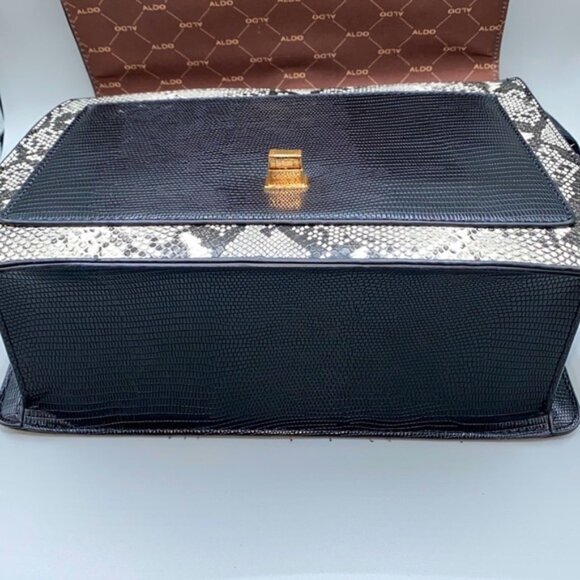 Green faux snakeskin handbag (scarf not included) - Picture 2 of 6